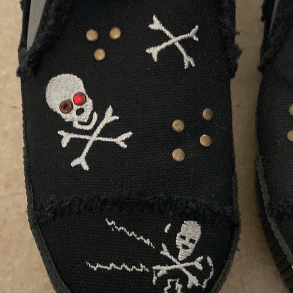 NWOT No Boundaries Black Canvas Flats with Skull & Crossbones - Picture 2 of 4